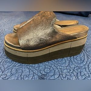 Naked feet flow wedge in pewter